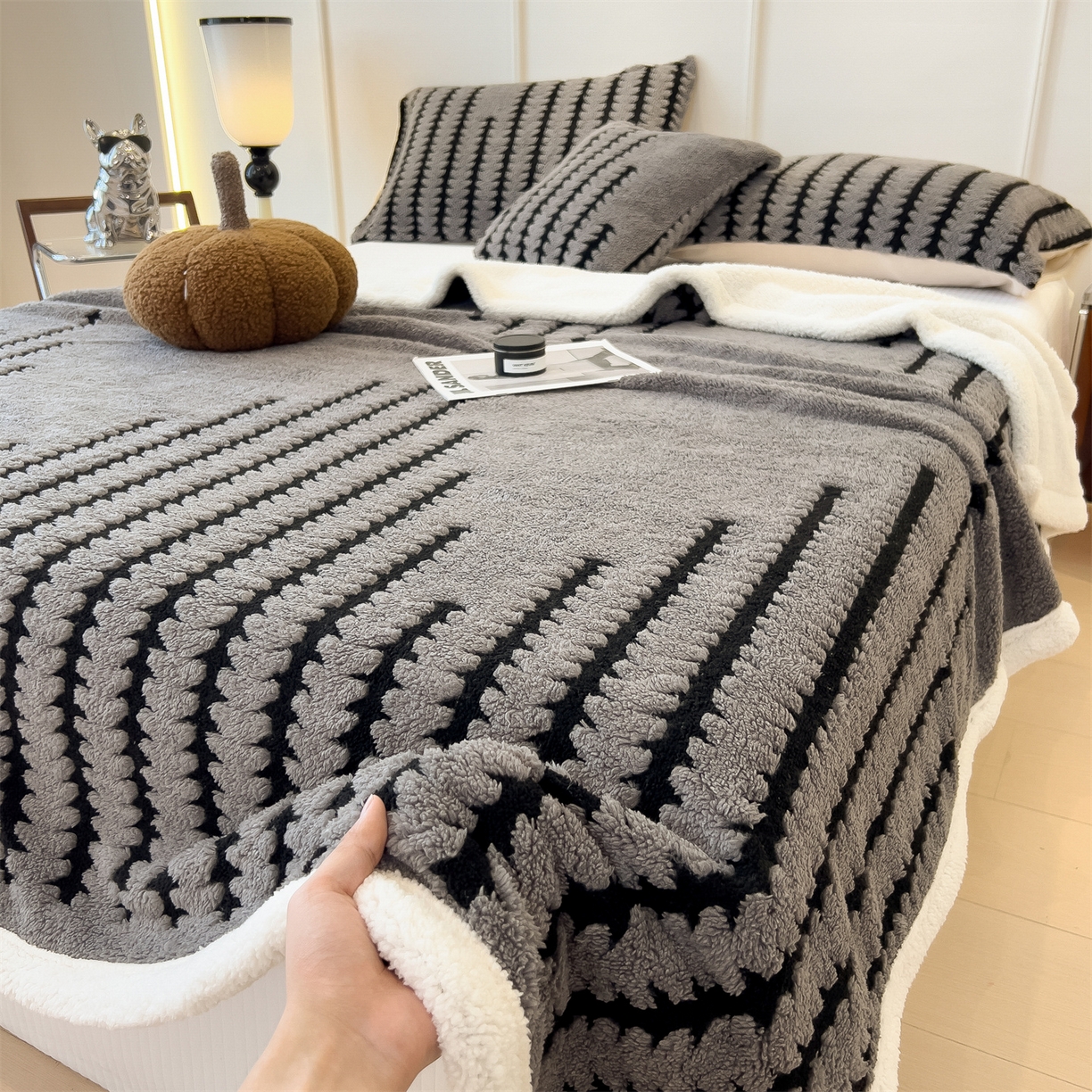 91家纺网 家纺一手货源 找家纺 丝幔家纺 2025新款云杉绒加厚保暖多功能毛毯毯子 杉影毯 深灰