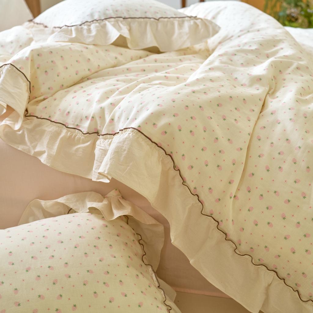 91家纺网 家纺一手货源 找家纺 洋铭区（原狠狠爱） 2025新款法式荷叶边全棉双层纱四件套系列 糖糖草莓