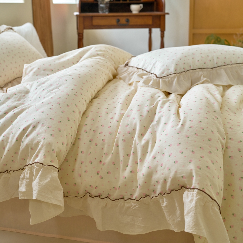 91家纺网 家纺一手货源 找家纺 洋铭区（原狠狠爱） 2025新款法式荷叶边全棉双层纱四件套系列 糖糖草莓