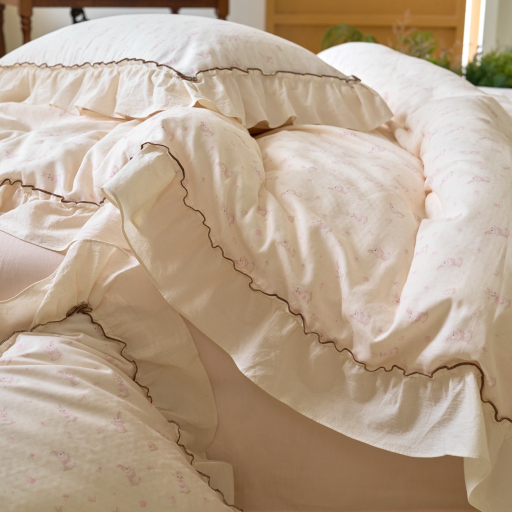 91家纺网 家纺一手货源 找家纺 洋铭区（原狠狠爱） 2025新款法式荷叶边全棉双层纱四件套系列 玫瑰小兔