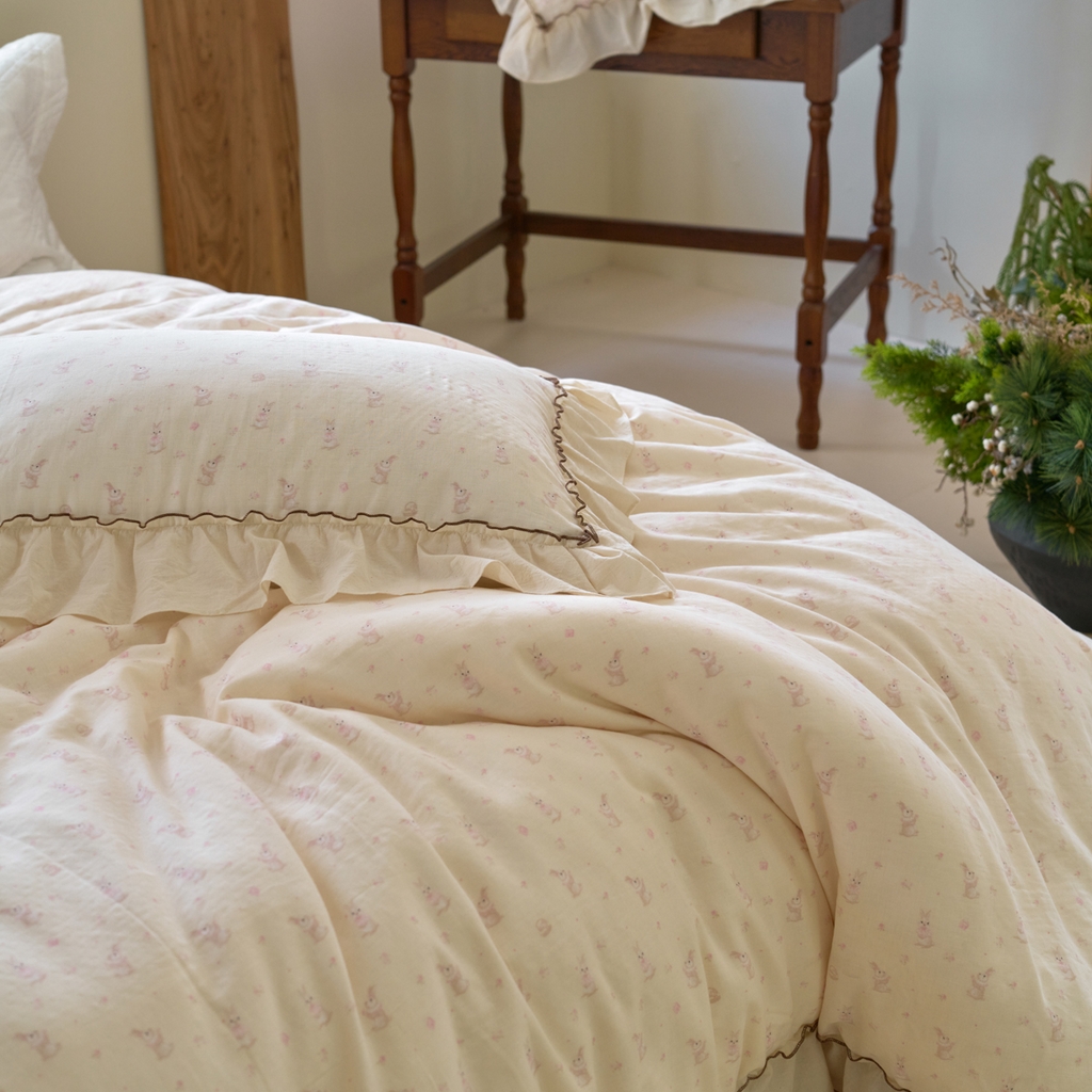 91家纺网 家纺一手货源 找家纺 洋铭区（原狠狠爱） 2025新款法式荷叶边全棉双层纱四件套系列 玫瑰小兔