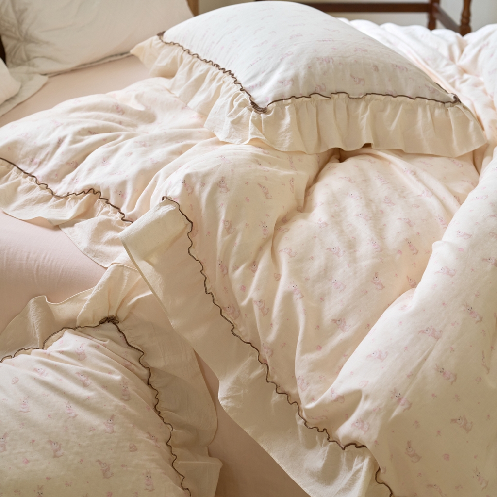 91家纺网 家纺一手货源 找家纺 洋铭区（原狠狠爱） 2025新款法式荷叶边全棉双层纱四件套系列 玫瑰小兔