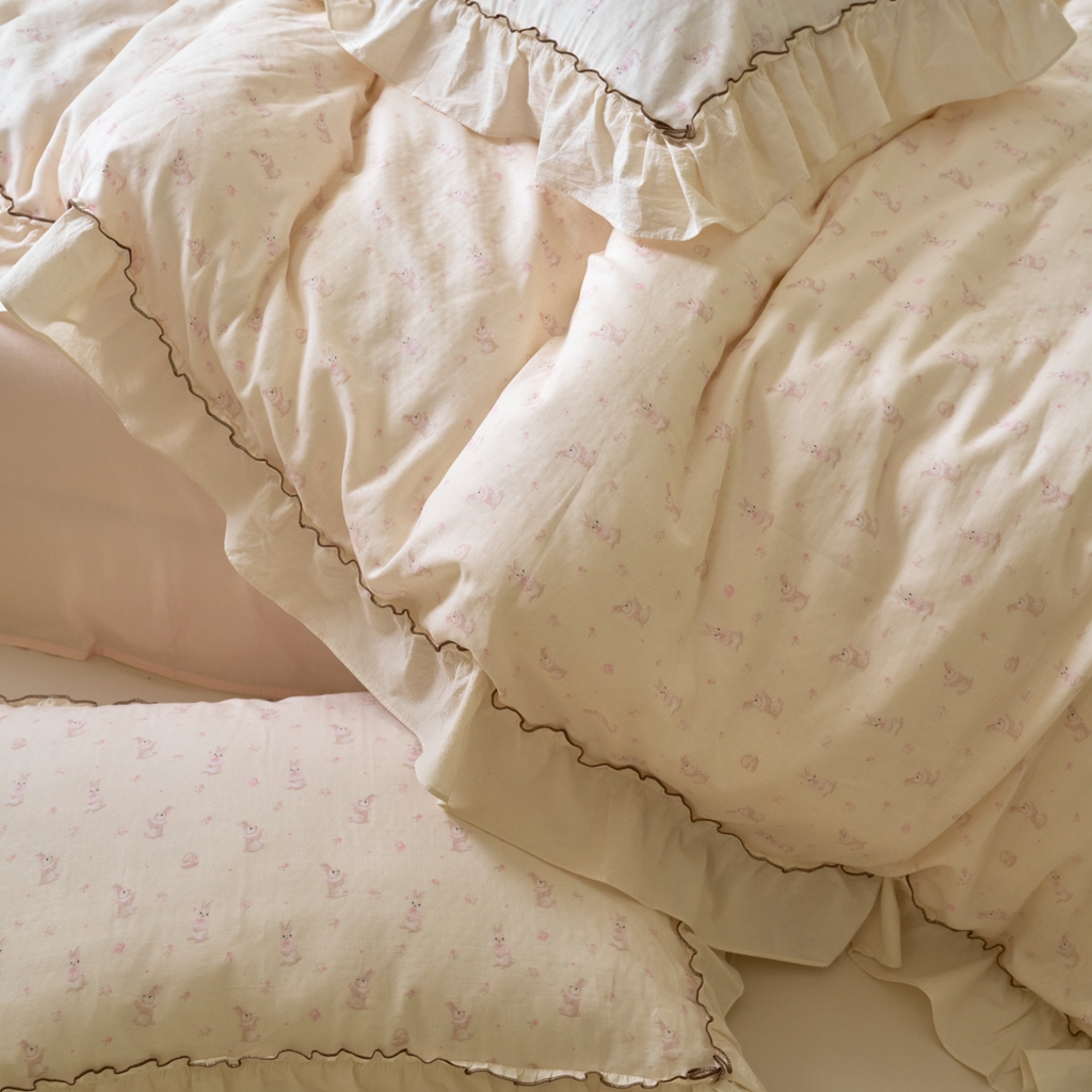 91家纺网 家纺一手货源 找家纺 洋铭区（原狠狠爱） 2025新款法式荷叶边全棉双层纱四件套系列 玫瑰小兔