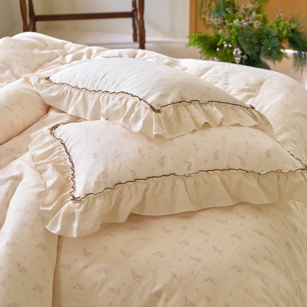 91家纺网 家纺一手货源 找家纺 洋铭区（原狠狠爱） 2025新款法式荷叶边全棉双层纱四件套系列 玫瑰小兔