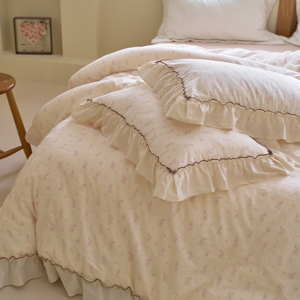 91家纺网 家纺一手货源 找家纺 洋铭区（原狠狠爱） 2025新款法式荷叶边全棉双层纱四件套系列 玫瑰小兔