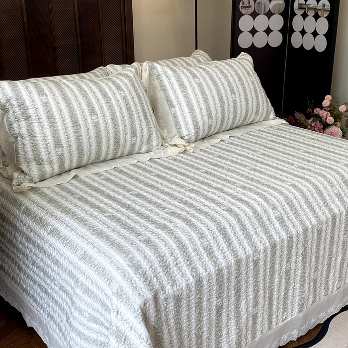 91家纺网 家纺一手货源 找家纺 奈萝家纺 2025新款13372全棉法式大花边床盖被套四件套 唐顿小熊