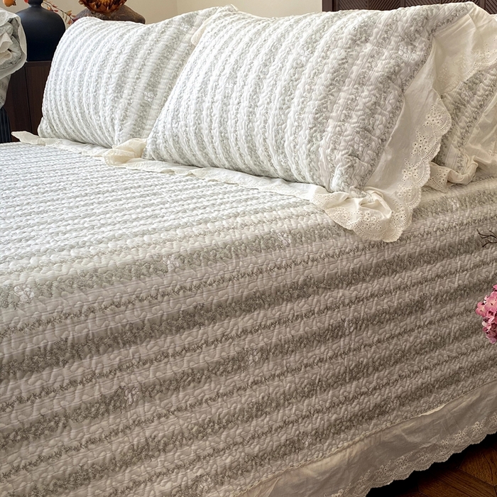 91家纺网 家纺一手货源 找家纺 奈萝家纺 2025新款13372全棉法式大花边床盖被套四件套 唐顿小熊