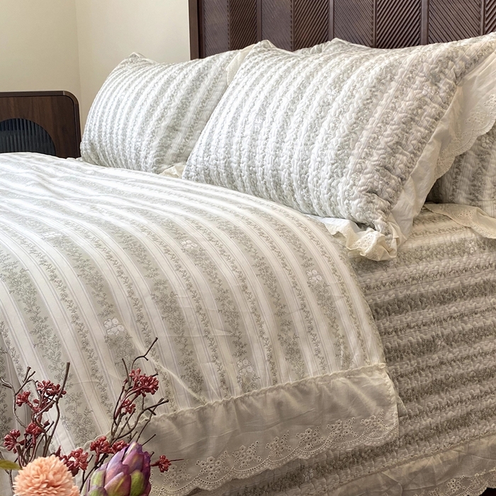 91家纺网 家纺一手货源 找家纺 奈萝家纺 2025新款13372全棉法式大花边床盖被套四件套 唐顿小熊