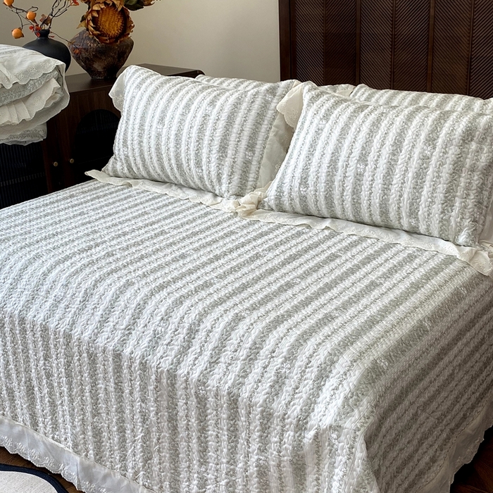 91家纺网 家纺一手货源 找家纺 奈萝家纺 2025新款13372全棉法式大花边床盖被套四件套 唐顿小熊