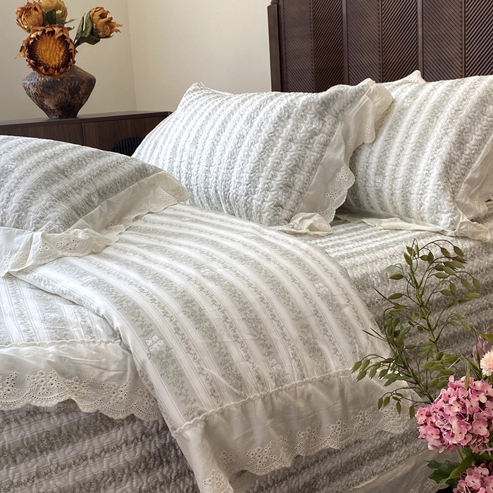 91家纺网 家纺一手货源 找家纺 奈萝家纺 2025新款13372全棉法式大花边床盖被套四件套 唐顿小熊