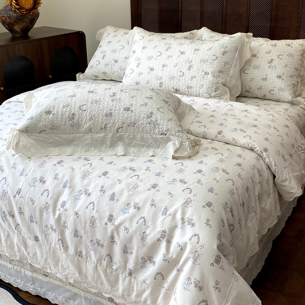 91家纺网 家纺一手货源 找家纺 奈萝家纺 2025新款13372全棉法式大花边床盖被套四件套 天使安琪