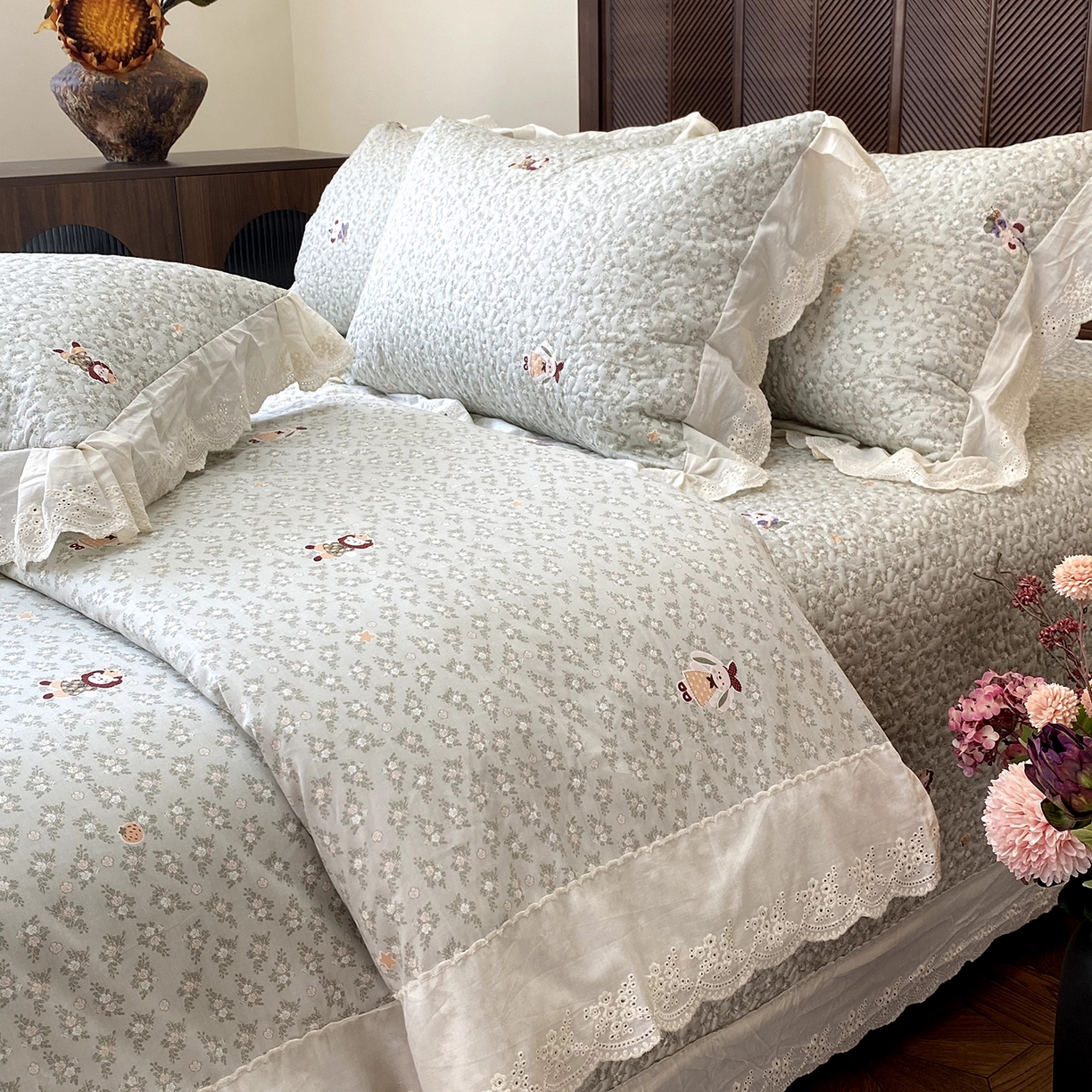 91家纺网 家纺一手货源 找家纺 奈萝家纺 2025新款13372全棉法式大花边床盖被套四件套 可可兔