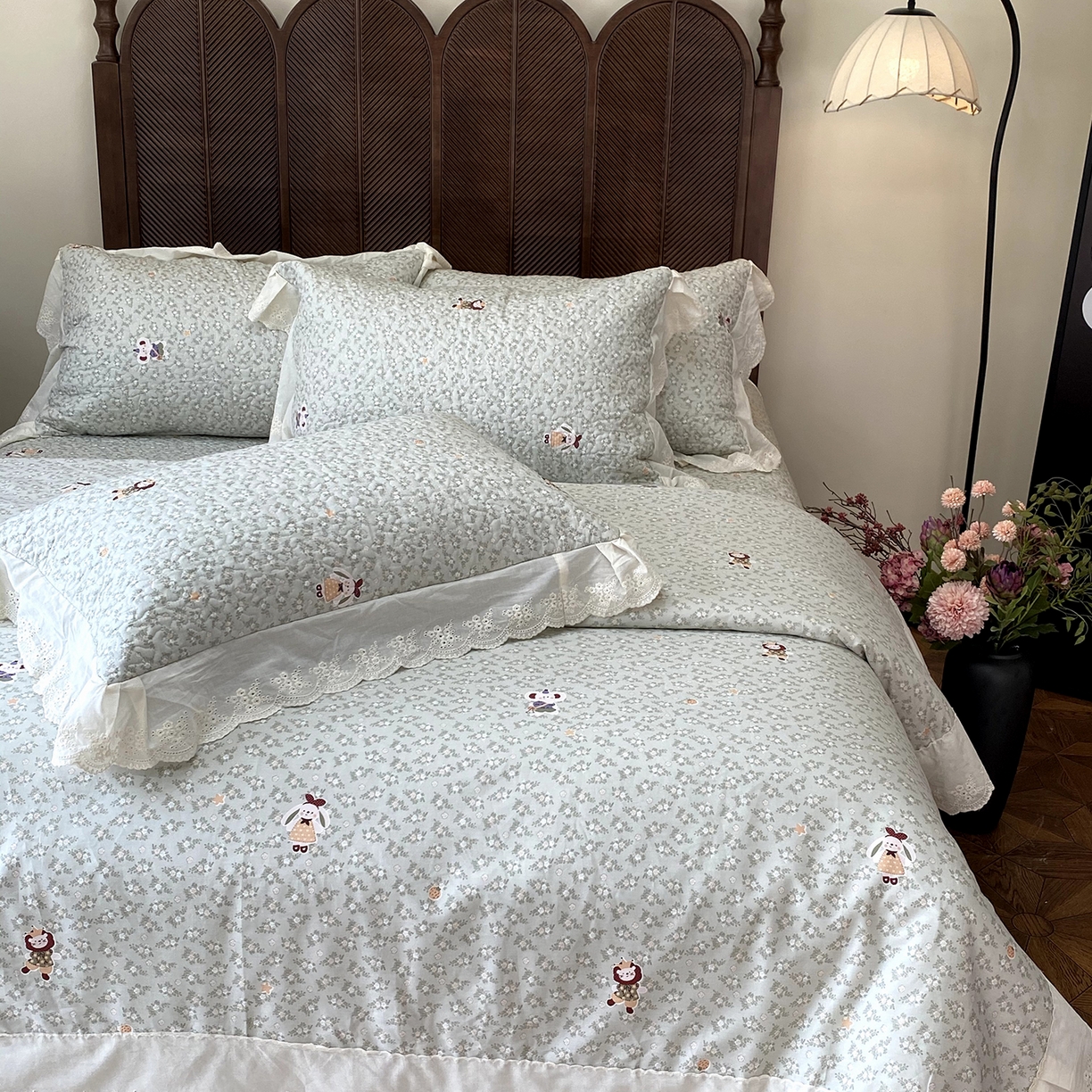 91家纺网 家纺一手货源 找家纺 奈萝家纺 2025新款13372全棉法式大花边床盖被套四件套 可可兔