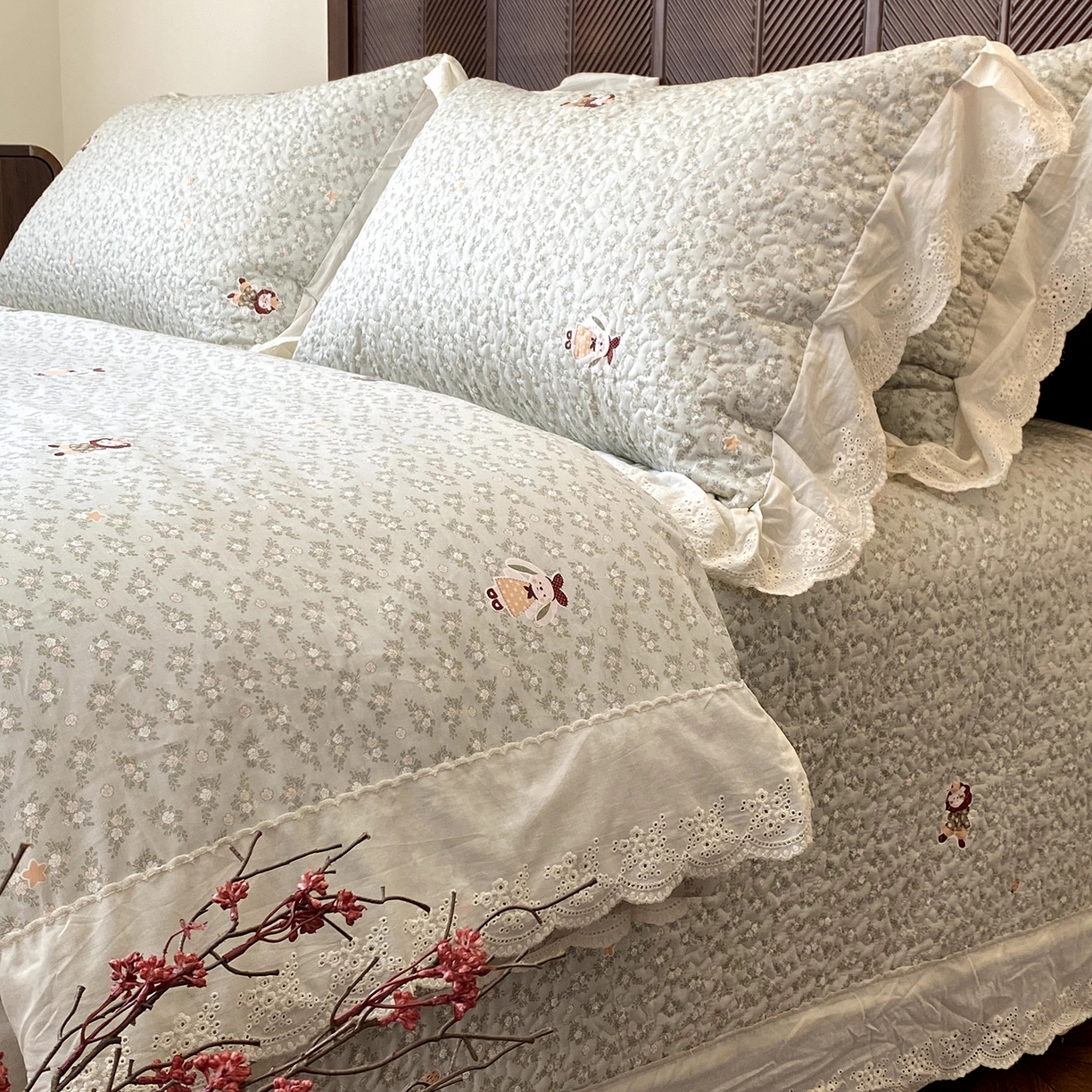 91家纺网 家纺一手货源 找家纺 奈萝家纺 2025新款13372全棉法式大花边床盖被套四件套 可可兔
