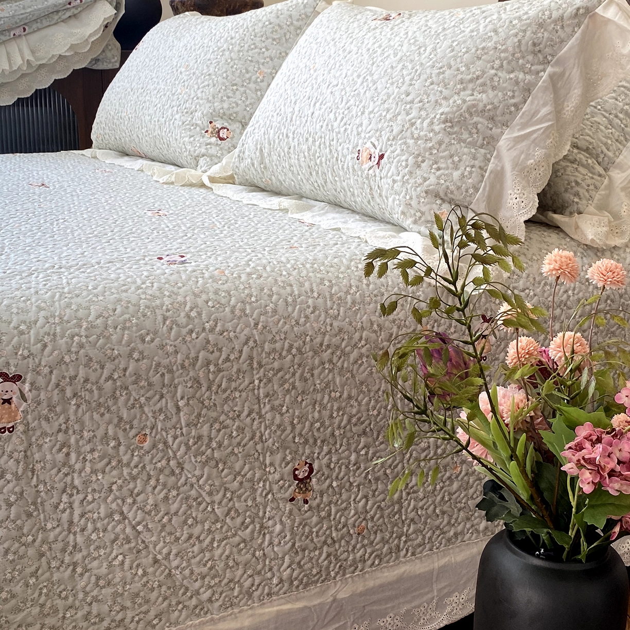 91家纺网 家纺一手货源 找家纺 奈萝家纺 2025新款13372全棉法式大花边床盖被套四件套 可可兔