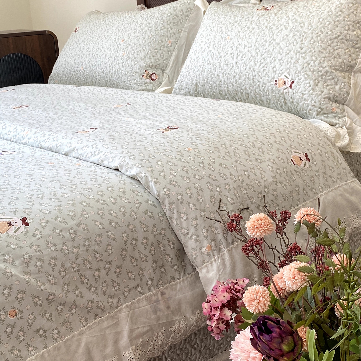 91家纺网 家纺一手货源 找家纺 奈萝家纺 2025新款13372全棉法式大花边床盖被套四件套 可可兔