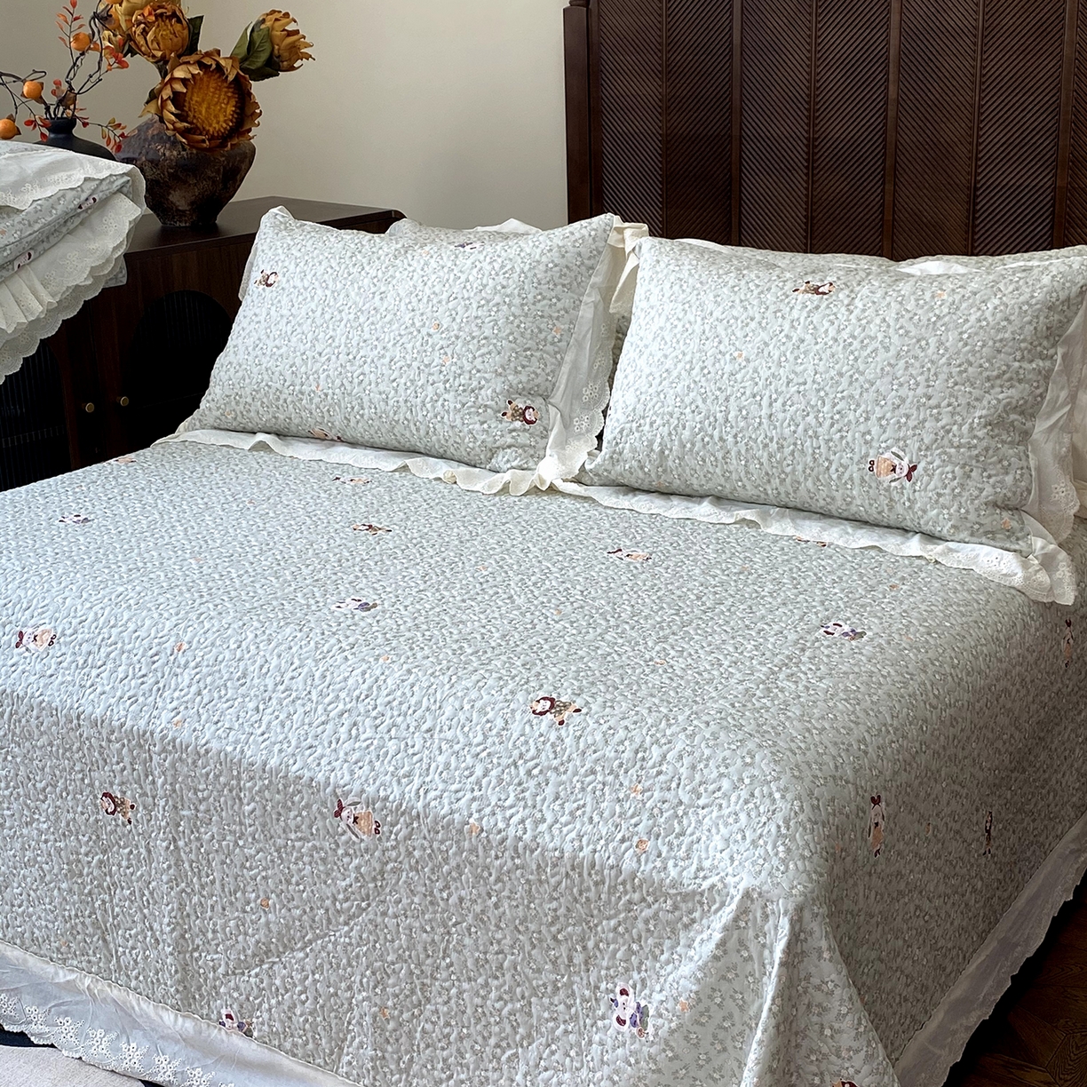 91家纺网 家纺一手货源 找家纺 奈萝家纺 2025新款13372全棉法式大花边床盖被套四件套 可可兔