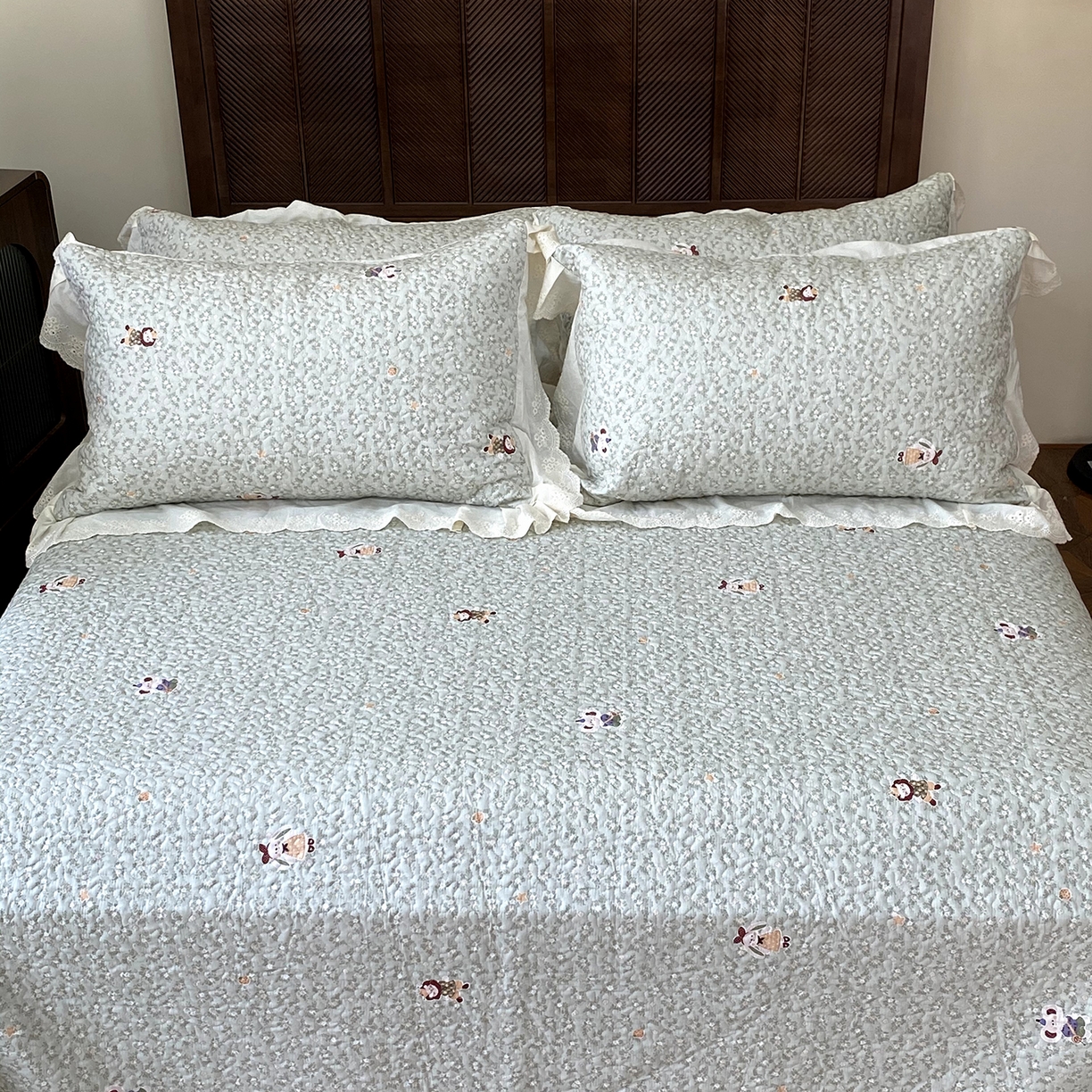 91家纺网 家纺一手货源 找家纺 奈萝家纺 2025新款13372全棉法式大花边床盖被套四件套 可可兔