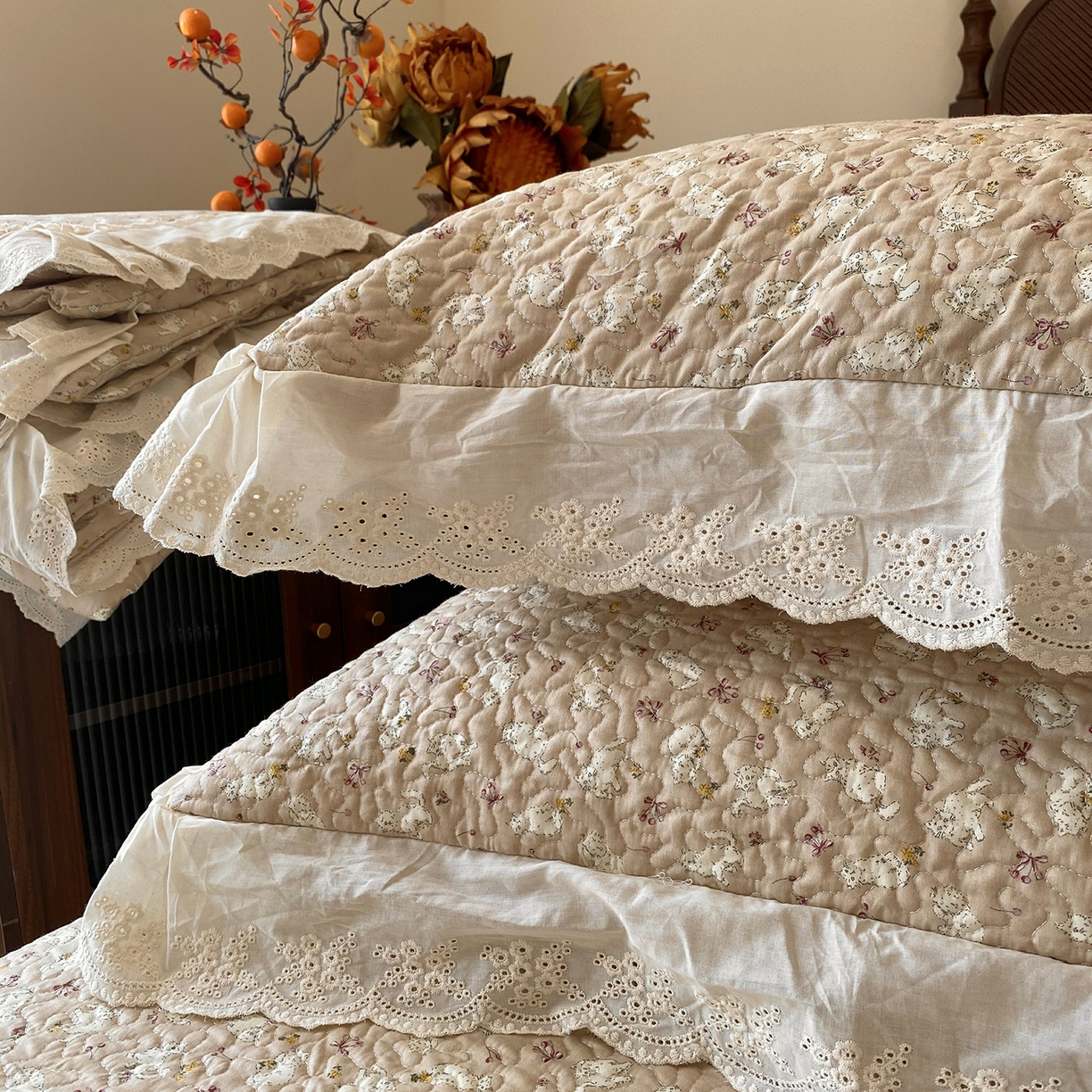 91家纺网 家纺一手货源 找家纺 奈萝家纺 2025新款13372全棉法式大花边床盖被套四件套 萌宠猫咪