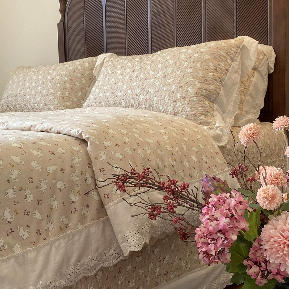 91家纺网 家纺一手货源 找家纺 奈萝家纺 2025新款13372全棉法式大花边床盖被套四件套 萌宠猫咪