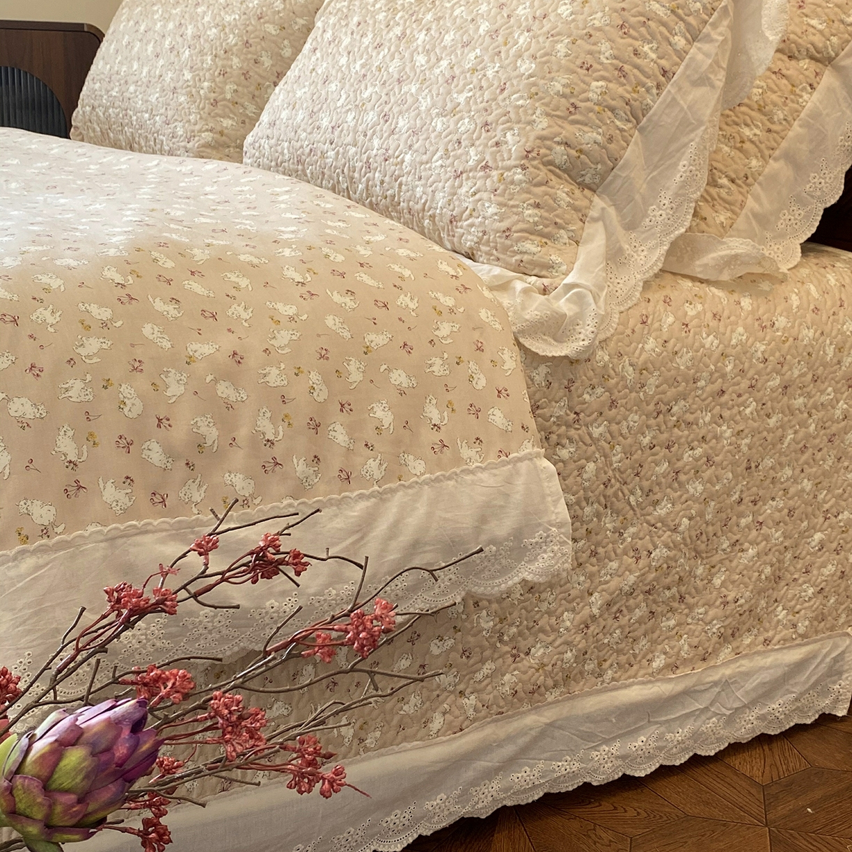 91家纺网 家纺一手货源 找家纺 奈萝家纺 2025新款13372全棉法式大花边床盖被套四件套 萌宠猫咪