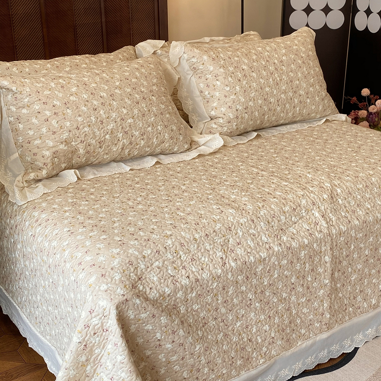 91家纺网 家纺一手货源 找家纺 奈萝家纺 2025新款13372全棉法式大花边床盖被套四件套 萌宠猫咪