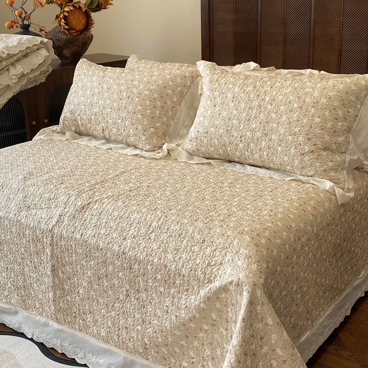 91家纺网 家纺一手货源 找家纺 奈萝家纺 2025新款13372全棉法式大花边床盖被套四件套 萌宠猫咪