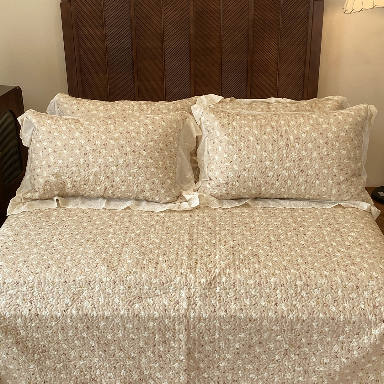 91家纺网 家纺一手货源 找家纺 奈萝家纺 2025新款13372全棉法式大花边床盖被套四件套 萌宠猫咪