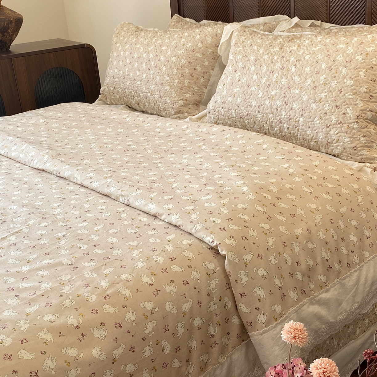 91家纺网 家纺一手货源 找家纺 奈萝家纺 2025新款13372全棉法式大花边床盖被套四件套 萌宠猫咪