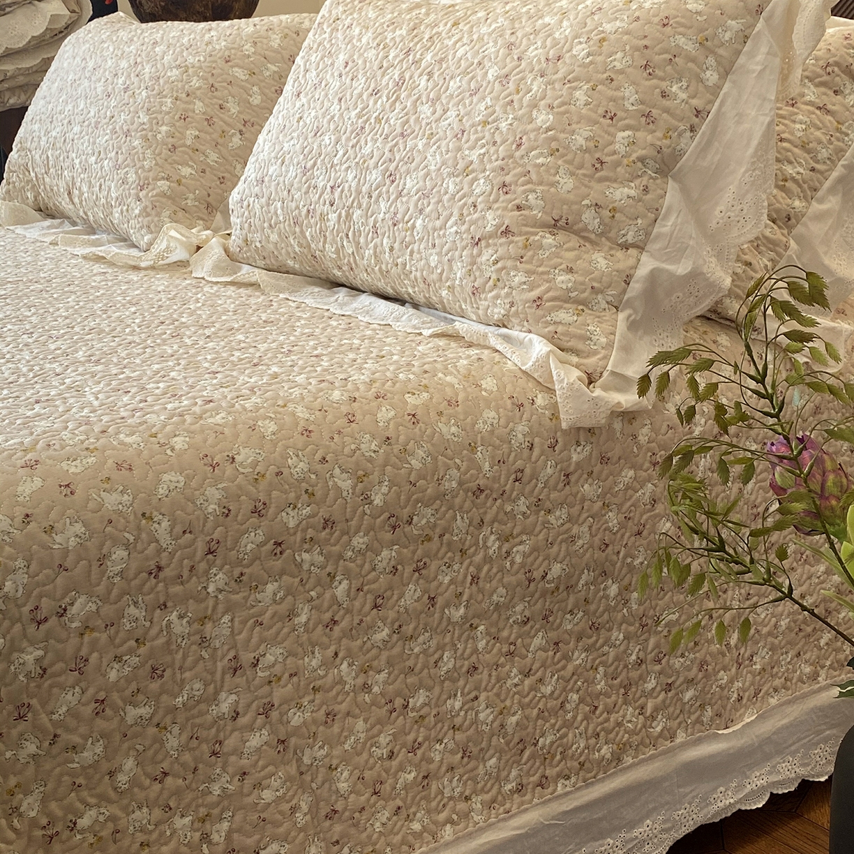 91家纺网 家纺一手货源 找家纺 奈萝家纺 2025新款13372全棉法式大花边床盖被套四件套 萌宠猫咪