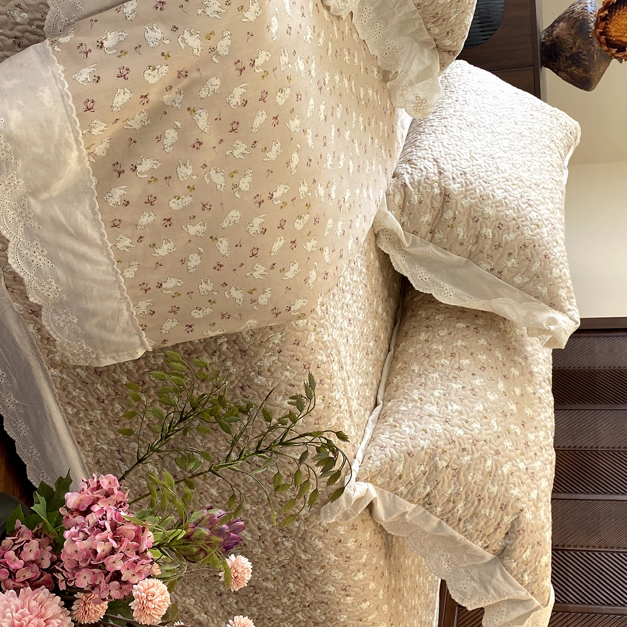 91家纺网 家纺一手货源 找家纺 奈萝家纺 2025新款13372全棉法式大花边床盖被套四件套 萌宠猫咪