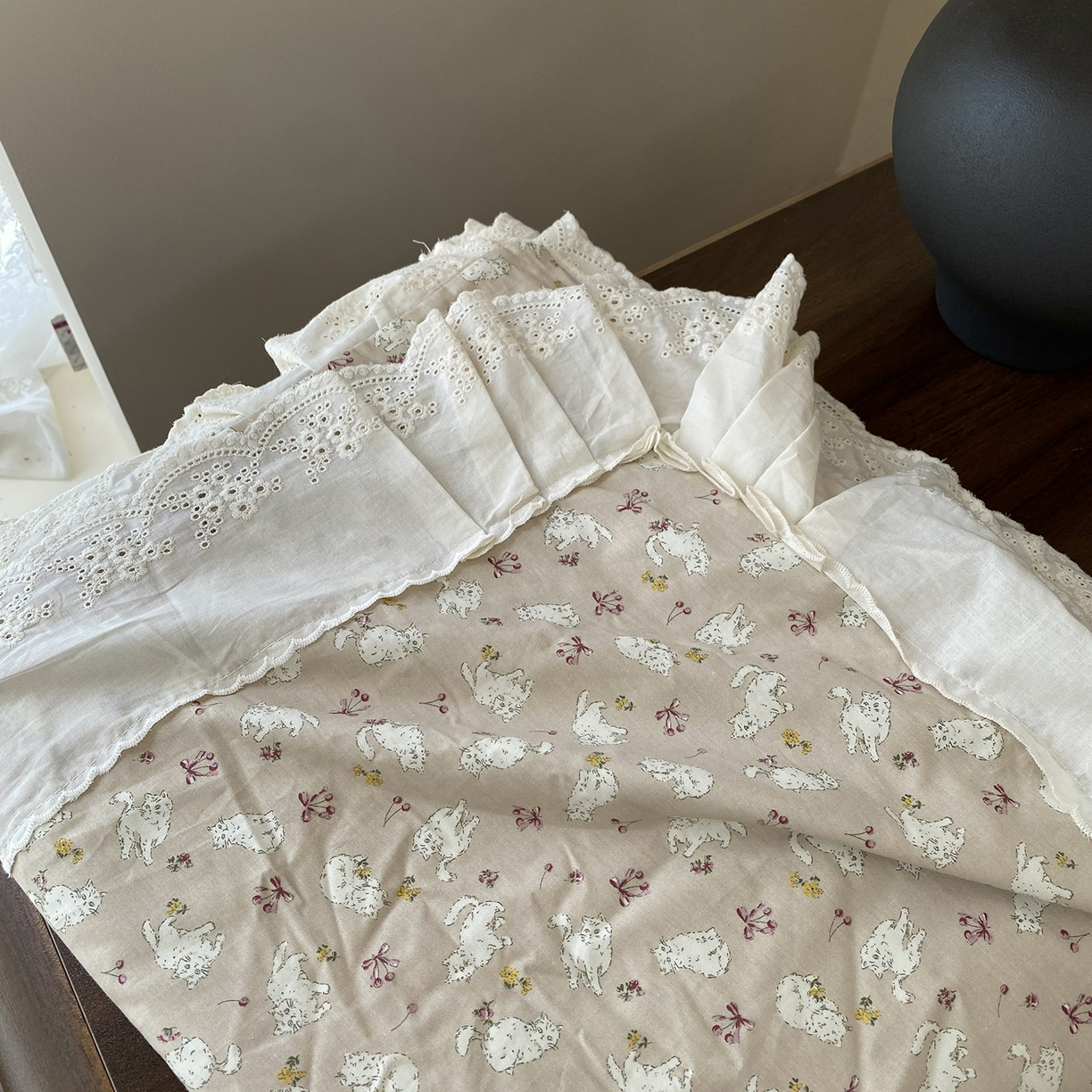 91家纺网 家纺一手货源 找家纺 奈萝家纺 2025新款13372全棉法式大花边床盖被套四件套 萌宠猫咪