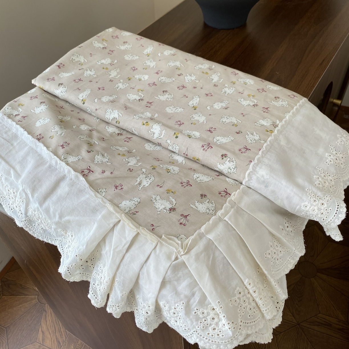 91家纺网 家纺一手货源 找家纺 奈萝家纺 2025新款13372全棉法式大花边床盖被套四件套 萌宠猫咪