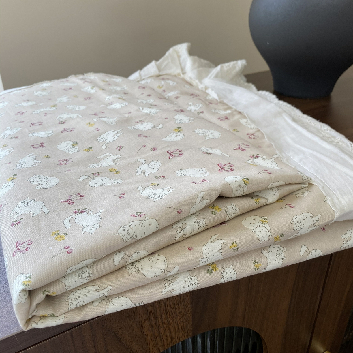 91家纺网 家纺一手货源 找家纺 奈萝家纺 2025新款13372全棉法式大花边床盖被套四件套 萌宠猫咪