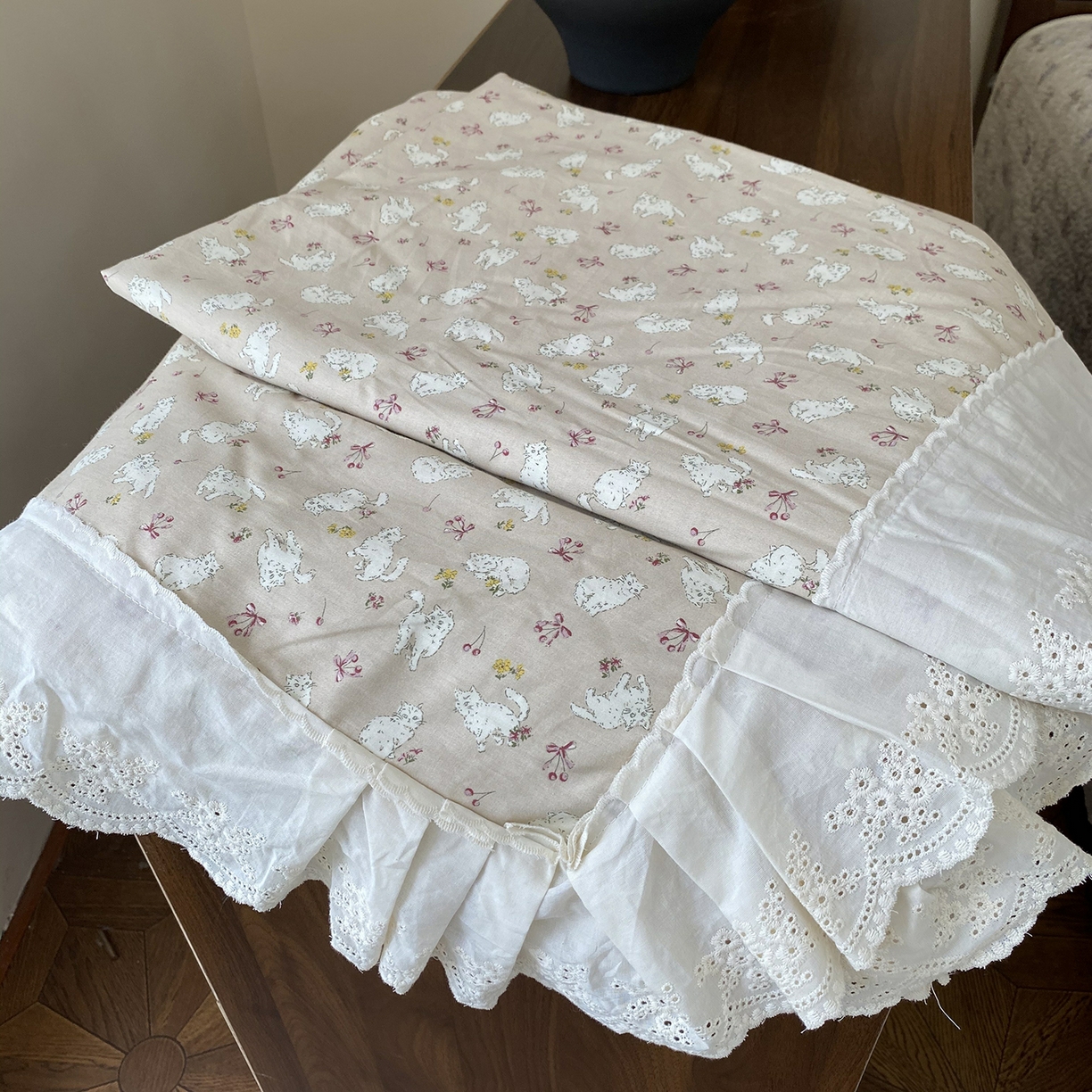 91家纺网 家纺一手货源 找家纺 奈萝家纺 2025新款13372全棉法式大花边床盖被套四件套 萌宠猫咪