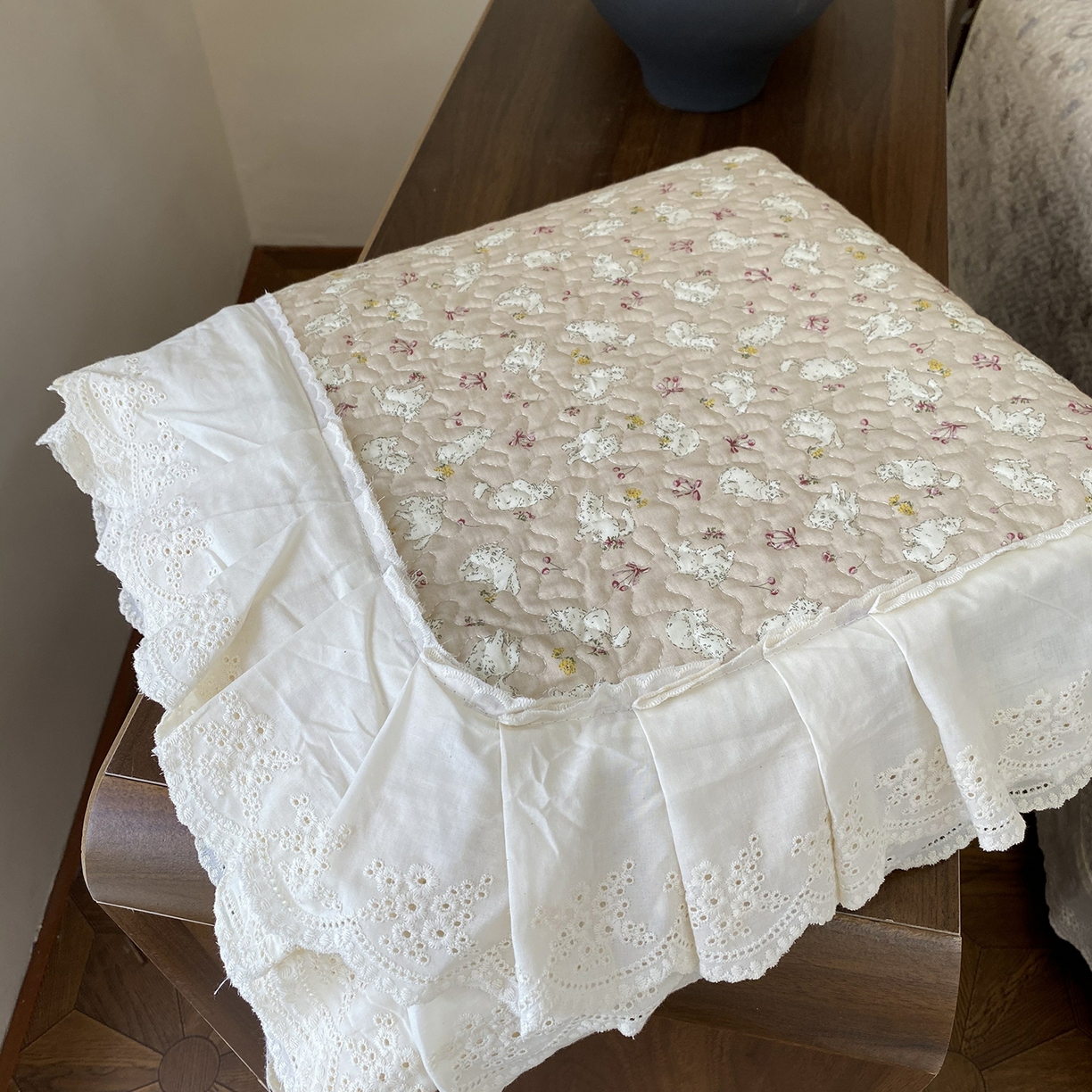 91家纺网 家纺一手货源 找家纺 奈萝家纺 2025新款13372全棉法式大花边床盖被套四件套 萌宠猫咪