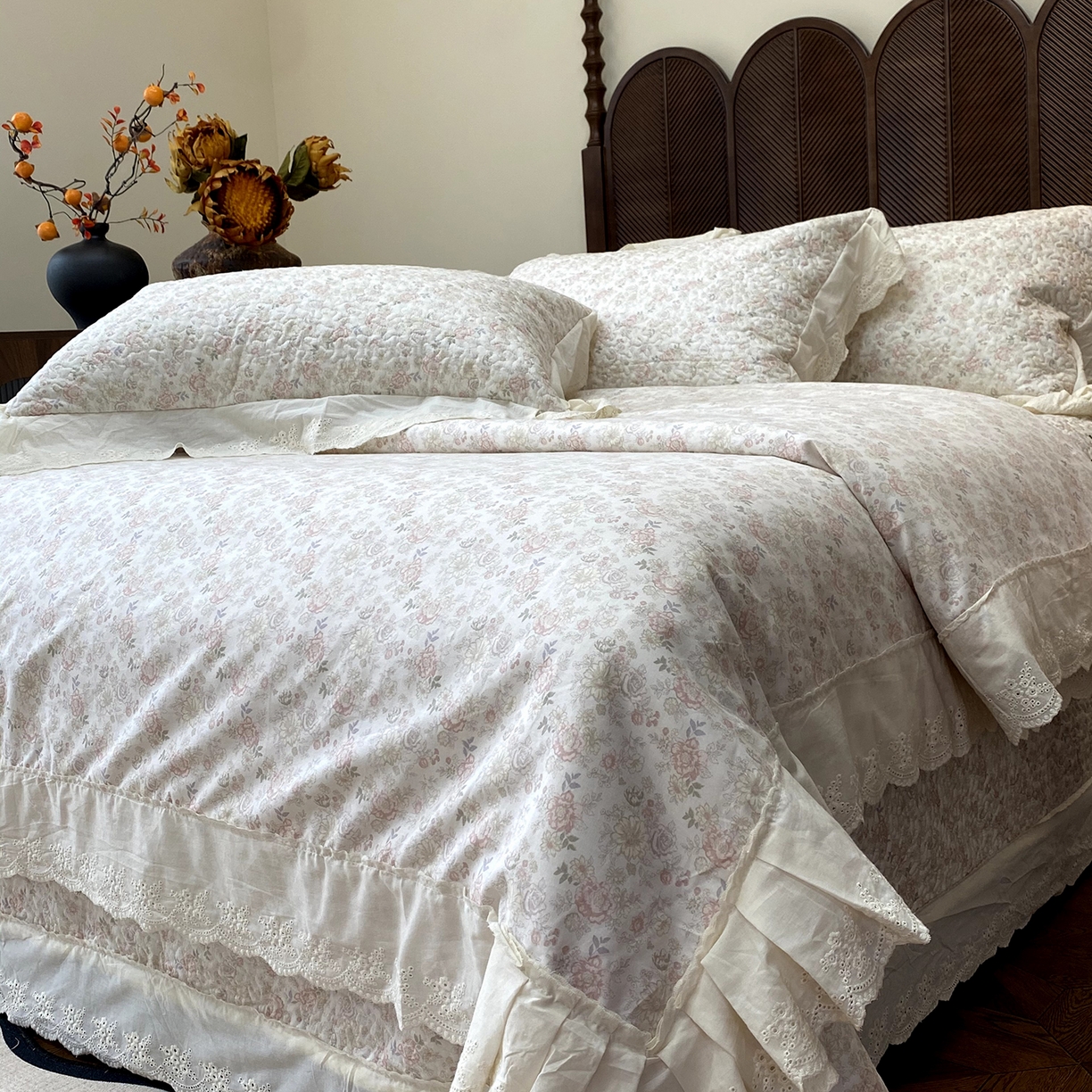 91家纺网 家纺一手货源 找家纺 奈萝家纺 2025新款13372全棉法式大花边床盖被套四件套 玫瑰的故事