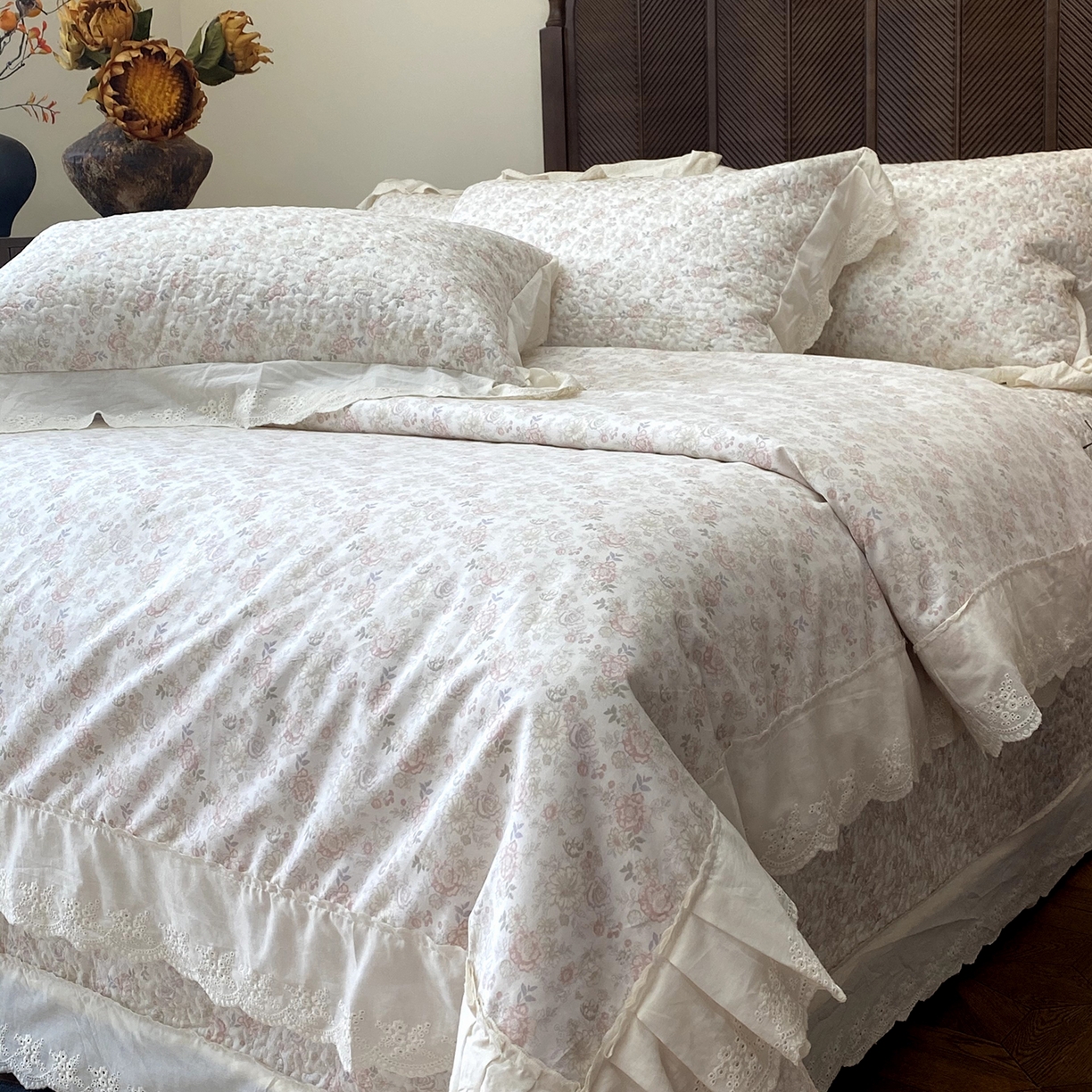 91家纺网 家纺一手货源 找家纺 奈萝家纺 2025新款13372全棉法式大花边床盖被套四件套 玫瑰的故事