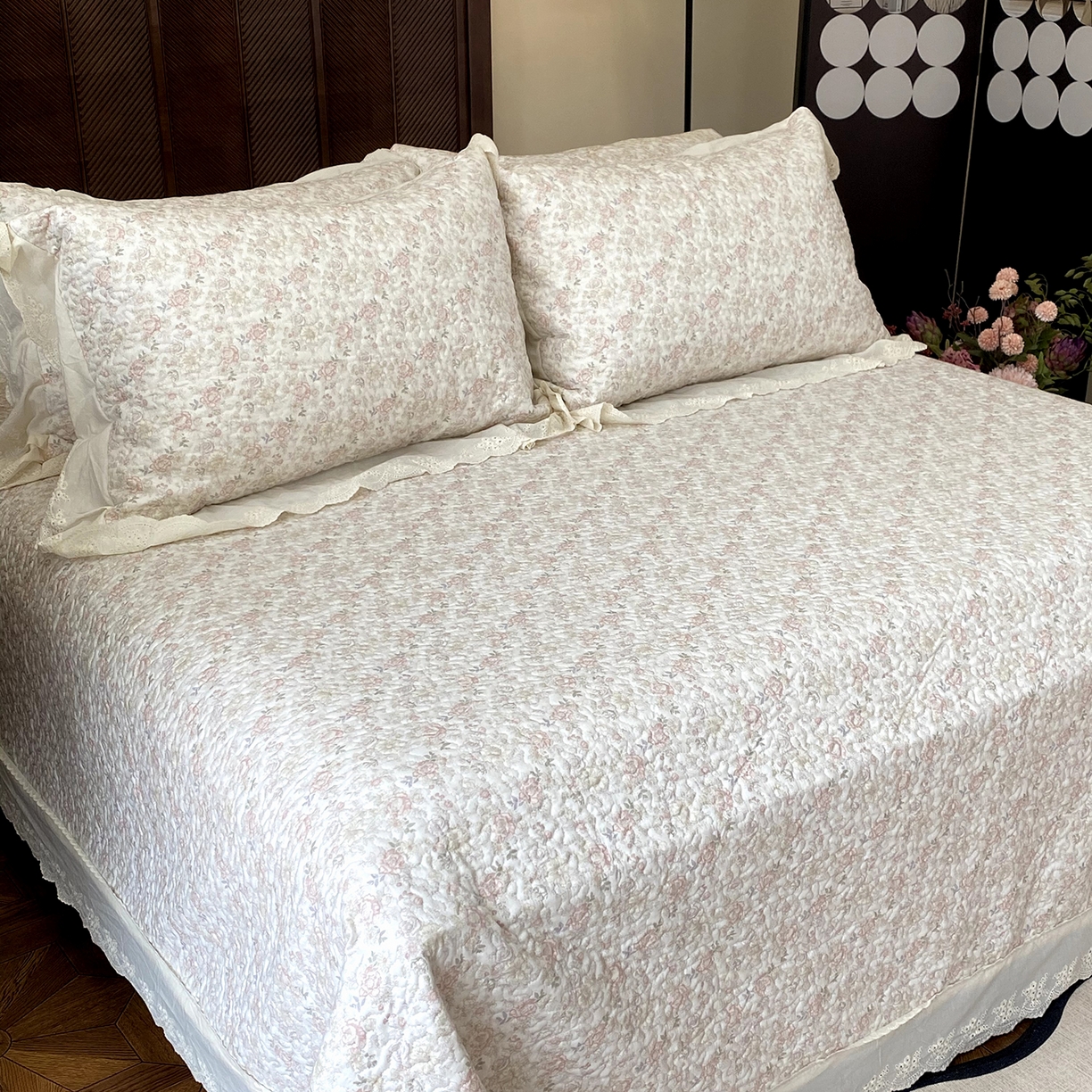 91家纺网 家纺一手货源 找家纺 奈萝家纺 2025新款13372全棉法式大花边床盖被套四件套 玫瑰的故事