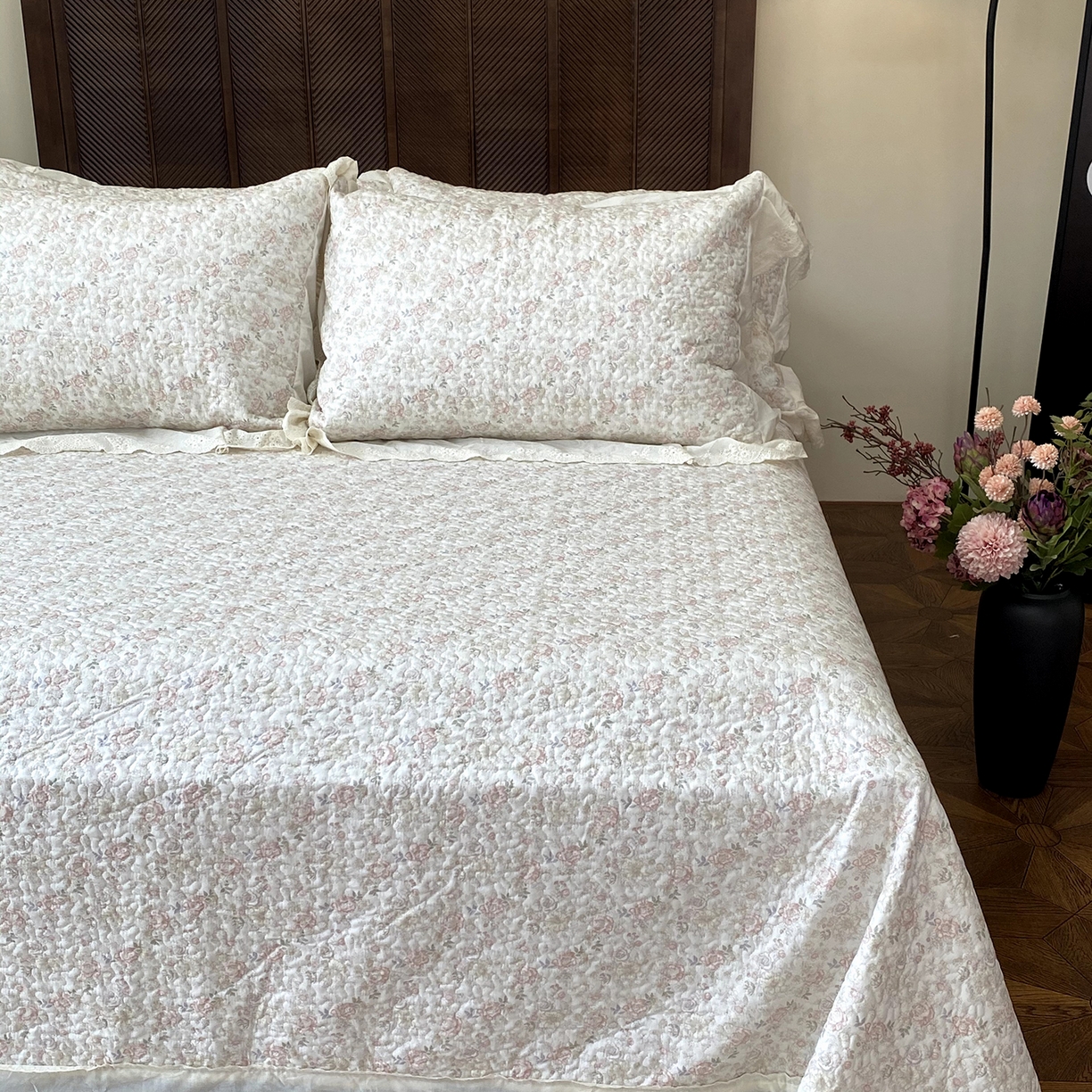 91家纺网 家纺一手货源 找家纺 奈萝家纺 2025新款13372全棉法式大花边床盖被套四件套 玫瑰的故事