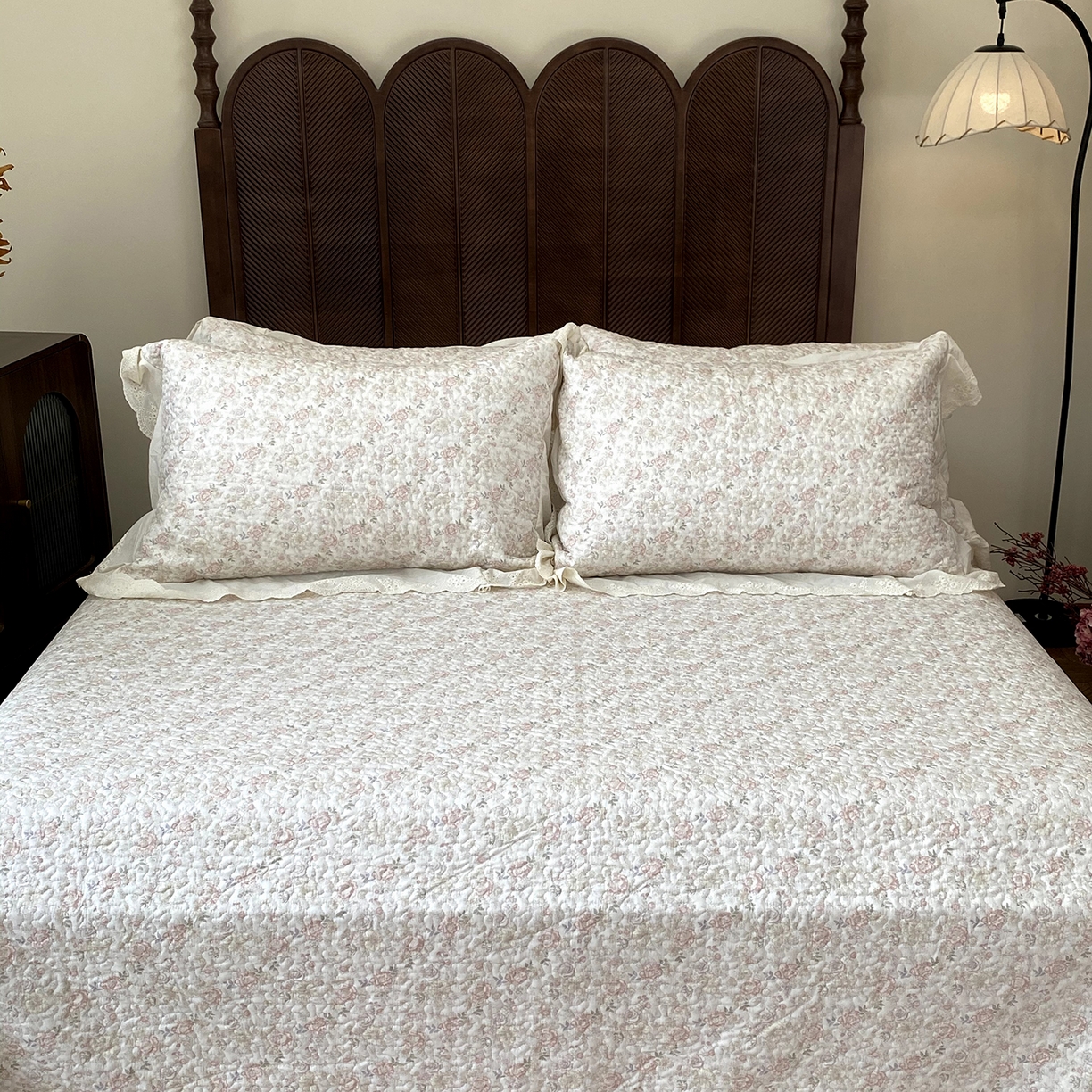 91家纺网 家纺一手货源 找家纺 奈萝家纺 2025新款13372全棉法式大花边床盖被套四件套 玫瑰的故事