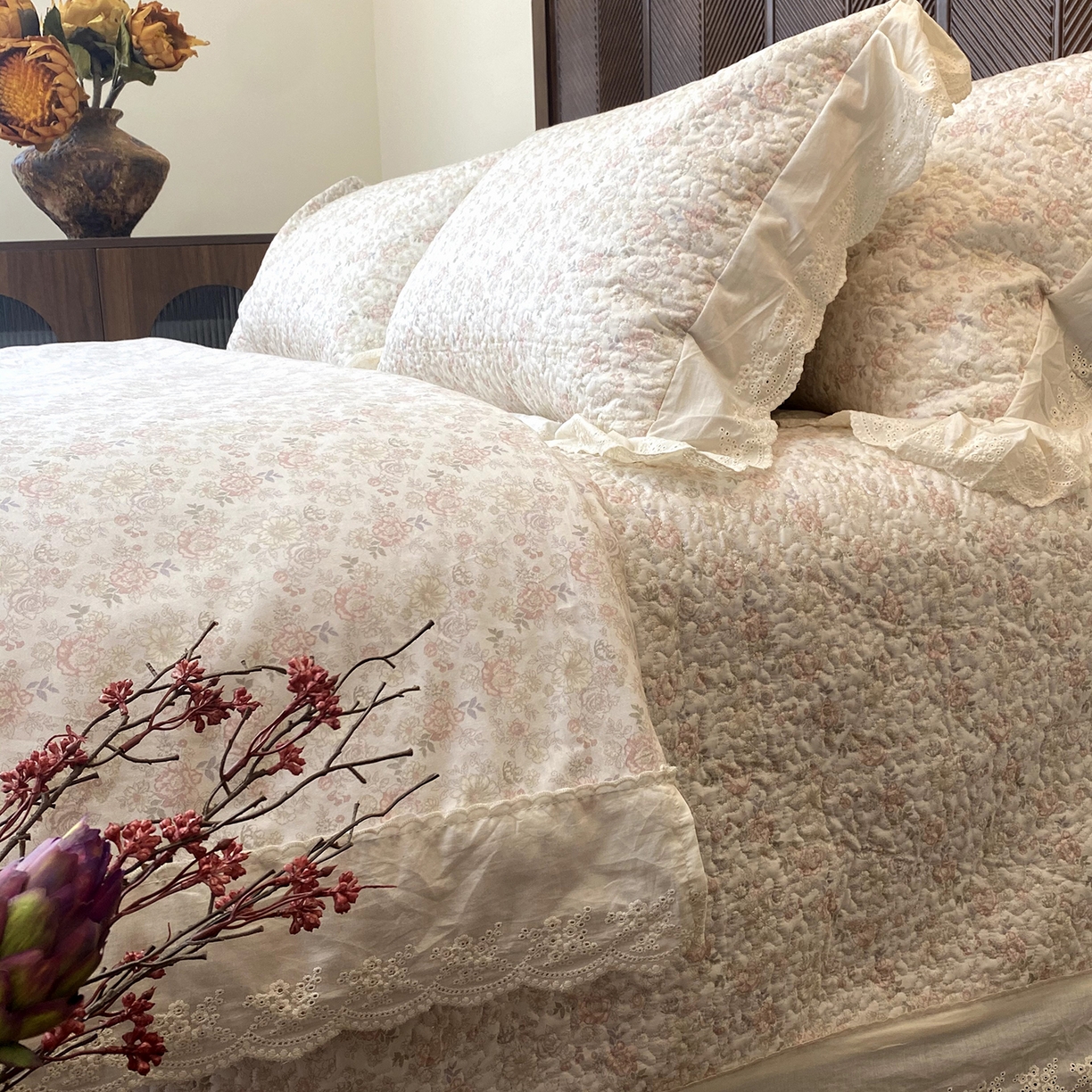 91家纺网 家纺一手货源 找家纺 奈萝家纺 2025新款13372全棉法式大花边床盖被套四件套 玫瑰的故事