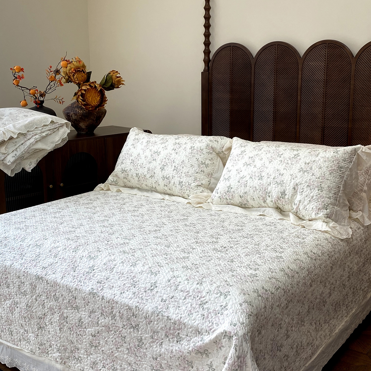 91家纺网 家纺一手货源 找家纺 奈萝家纺 2025新款13372全棉法式大花边床盖被套四件套 山茶园