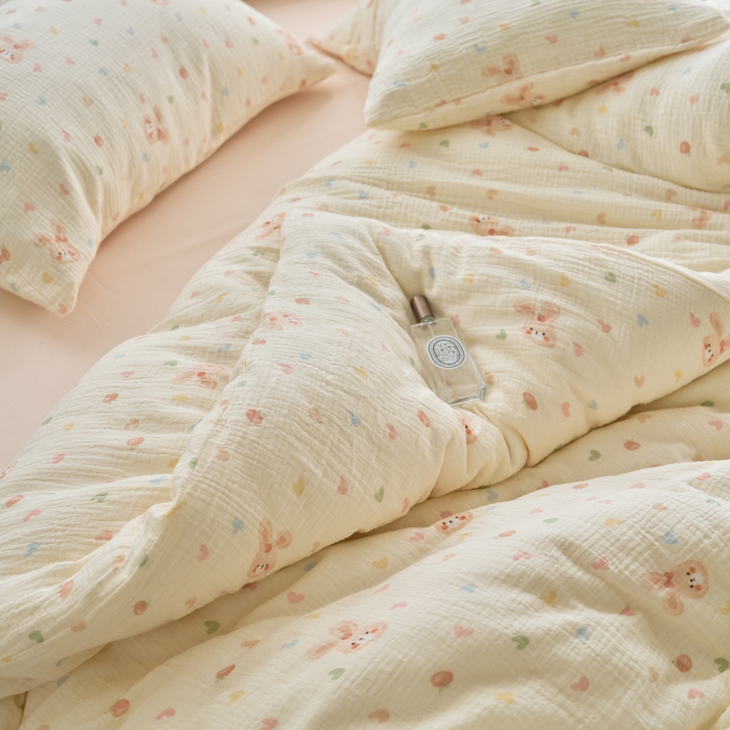 91家纺网 家纺一手货源 找家纺 洋铭区（原狠狠爱） 2025新款皱皱纱A类全棉人字纹四件套系列 萌兔果果