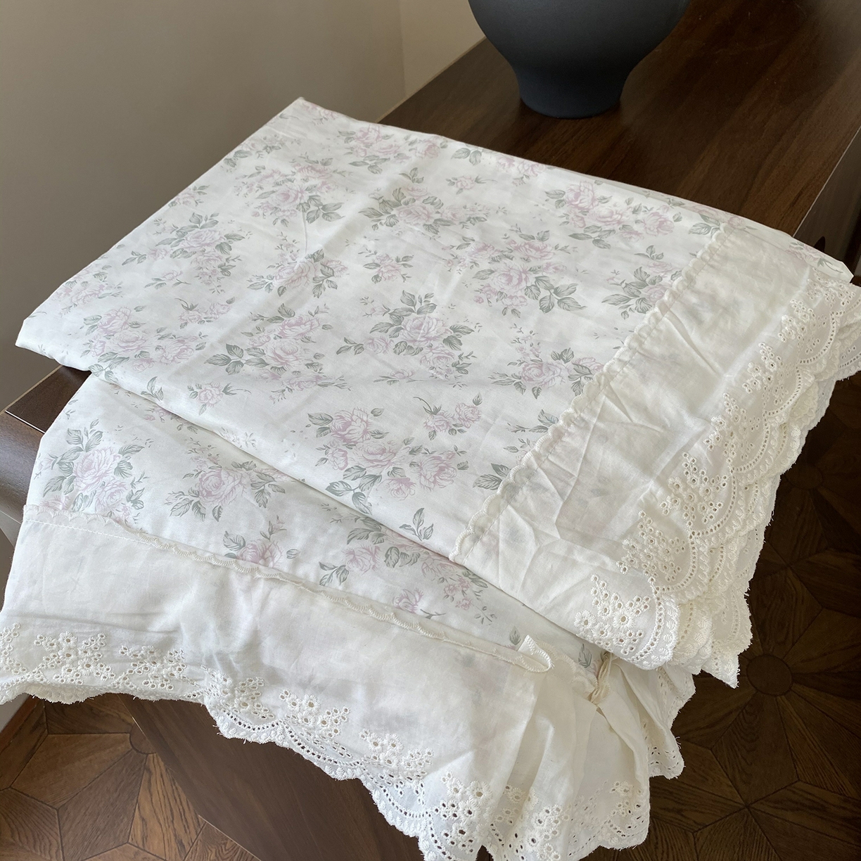 91家纺网 家纺一手货源 找家纺 奈萝家纺 2025新款13372全棉法式大花边床盖被套四件套 山茶园