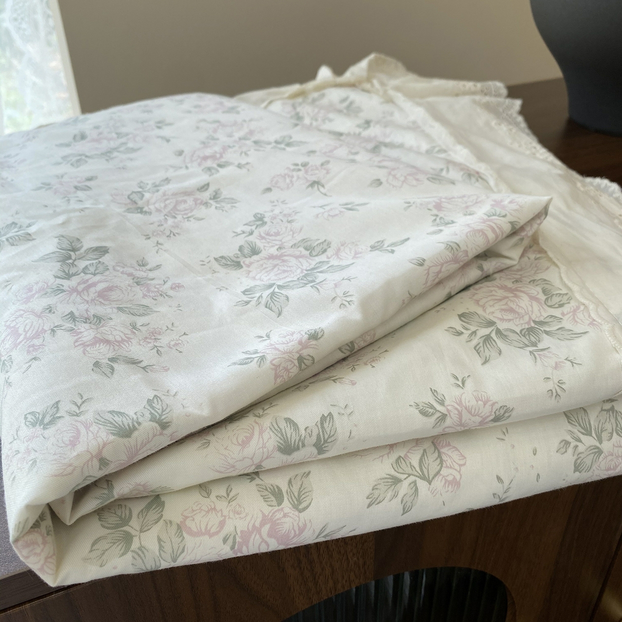 91家纺网 家纺一手货源 找家纺 奈萝家纺 2025新款13372全棉法式大花边床盖被套四件套 山茶园