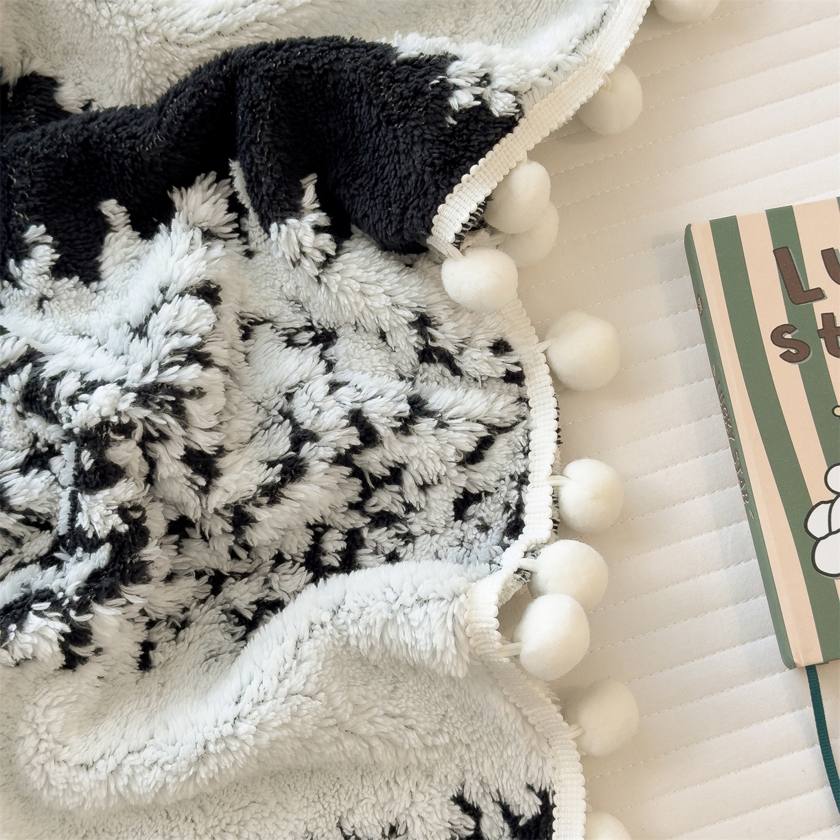 91家纺网 家纺一手货源 找家纺 （总）丝幔家纺 2025新款星绒梦语毛球多功能毛毯毯子-森语雪球