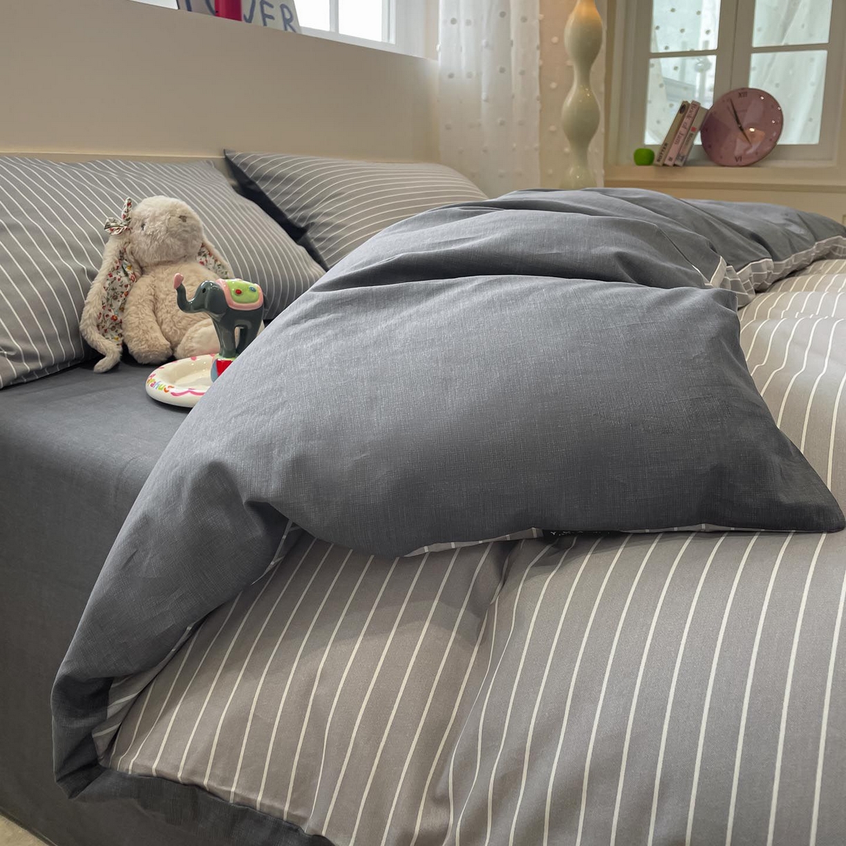 91家纺网 家纺一手货源 找家纺 涵宸家纺 2025新款全棉简约款四件套 英伦-浅灰