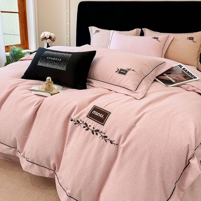 91家纺网 家纺一手货源 找家纺 孑寐家纺 2025新款全棉磨毛刺绣绣花四件套-简爱 简爱-粉色