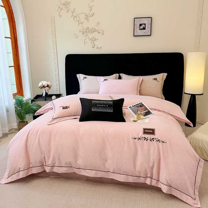 91家纺网 家纺一手货源 找家纺 孑寐家纺 2025新款全棉磨毛刺绣绣花四件套-简爱 简爱-粉色